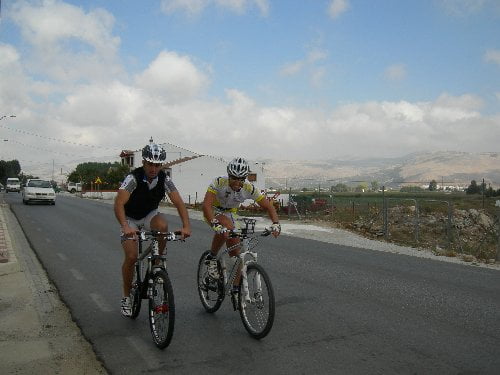 Victor Lorca de Cuentamealgobueno con Kiko Lozano de KM Solidario pedaleando por una causa solidaria Victor Lorca de Cuentamealgobueno con Kiko Lozano de KM Solidario pedaleando por una causa solidaria