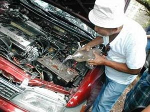 Daniel echándole agua como combustible a su coche de motor de hidrógeno Daniel echándole agua como combustible a su coche de motor de hidrógeno