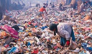 personas pobres rebuscan entre la basura