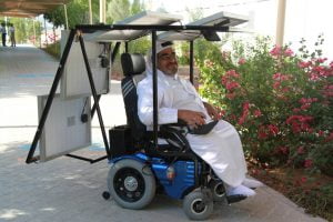 Haidar Taleb en su silla de ruedas solar