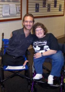 Nick Vujicic ayudando al mundo con su organización Life Without Limbs