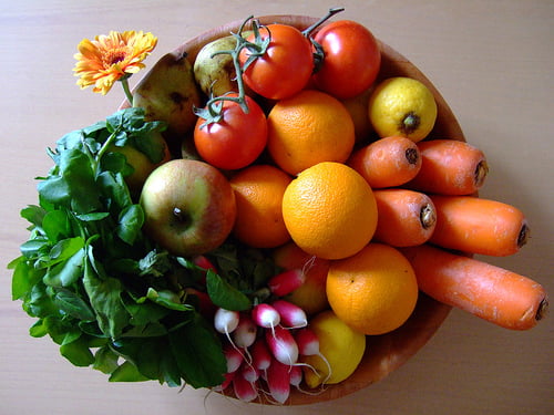 Broncearse con frutas y verduras