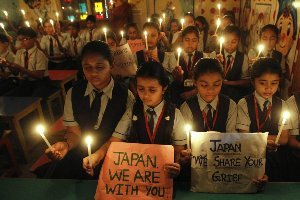 Niñas indias muestran su solidaridad con Japón