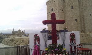 Cruz de Mayo en la Calahorra con el Puente Romano del río Guadalquivir en Córdoba