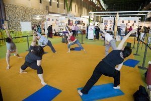 Practicando Yoga en la Feria Natura de Málaga