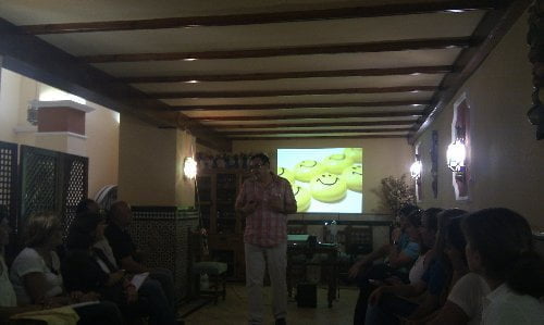 Pepe Cabello impartiendo el seminario de Firewalking