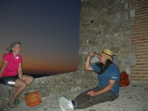 Diego Ruiz contando un cuento en la puerta del Castillo de Segura de la Sierra