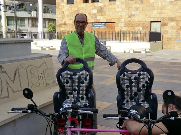 Faustino Blanco Macías con su invento: bicicleta para invidentes