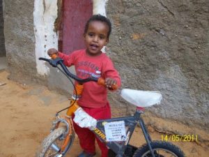 Un precioso niño con su bici donada por los ferroviarios vascos