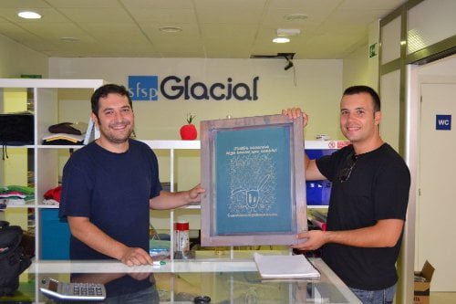 Rafa Rodríguez de Glacial y David Rojas de Cuentamealgobueno con la plantilla de las camisetas de Cuentamealgobueno