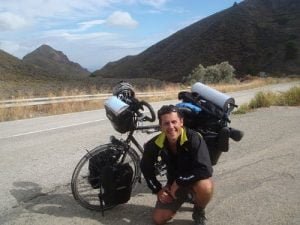 Daniel Orenes con su bicicleta iniciando la vuelta al mundo
