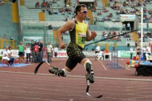 Oscar Pistorius con sus piernas artificiales de carbono corriendo