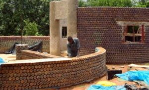 Prototipo de casa hecha con botellas de plástico y arena en Nigeria