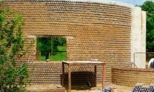 Prototipo de casa hecha con botellas de plástico y arena en Nigeria