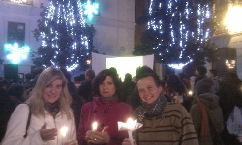 Marta, Montse y Rodolfo, simpatizantes de Cuentamealgobueno en con una vela encendida por los Derechos Humanos