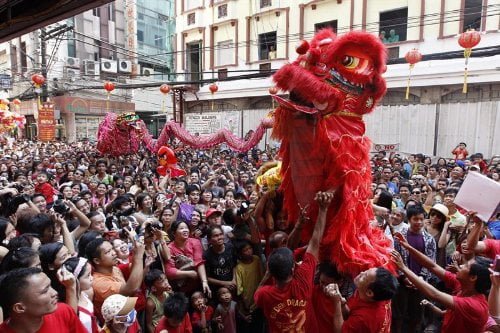 Chinos celebrando la llegada del Año del Dragón en 2012