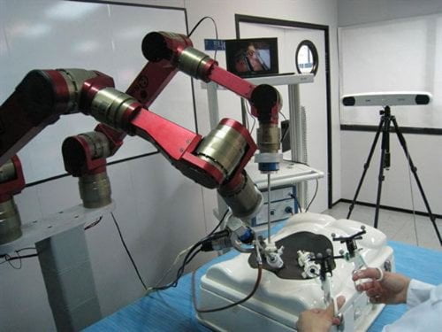 Crean en Andalucía un robot quirúrgico que entiende la voz del cirujano