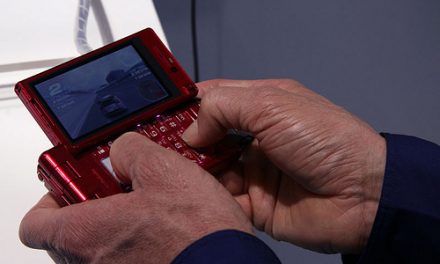 Desarrollan móviles que se cargan con luz solar