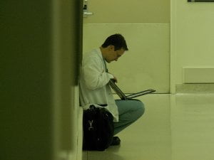 Doctor con un portátil, en un futuro quizás comunicándose con un paciente - Fotografía de rosefirerising