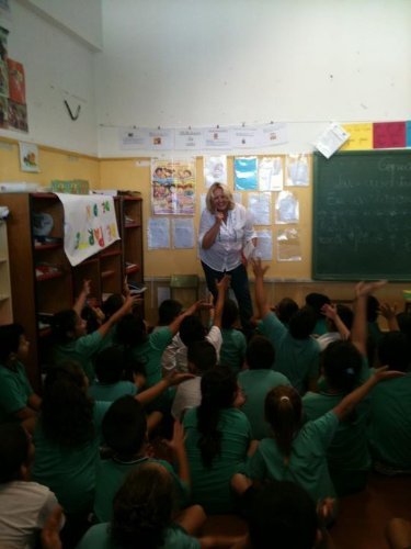 Ana Chaceta en un colegio contando cuentos