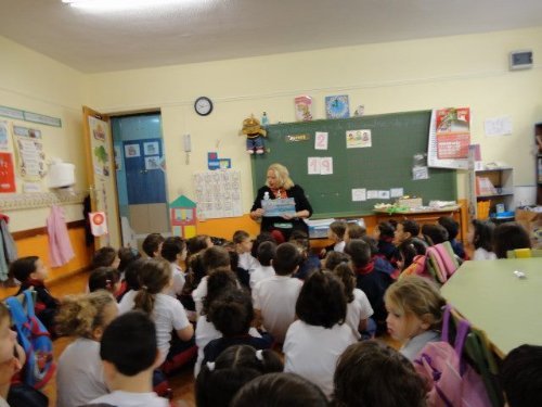Foto de Ana Chaceta en un colegio