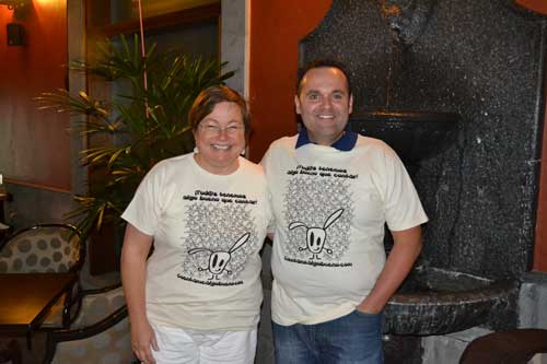 Julia y Matías con las camisetas de Cuentamealgobueno