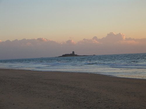 La playa de Camposoto con el Castillo de Sancti Petri al fondo - Foto de alvarezperea en Flickr