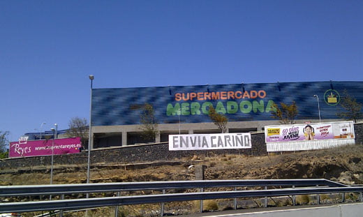Cartel con el mensaje "Envía Cariño" en Tenerife. Foto Cuentamealgobueno