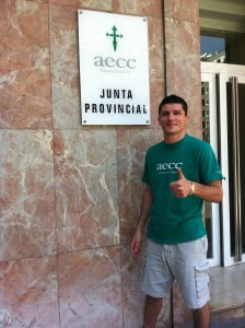 Nacho Olmos apoyando a la AECC
