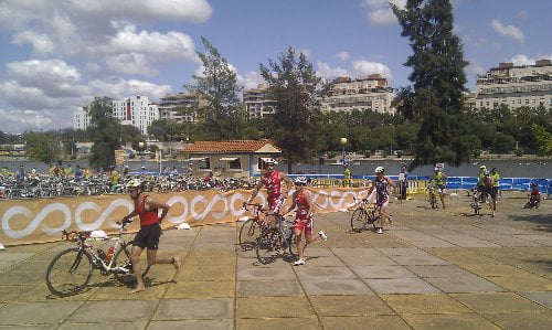 Triatlon Sevilla 2012 - Triatletas de la modalidad olímpica en la transición natación - bicicleta