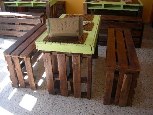 Madre Tierra Biocafetería Ecotienda en San Isidro, Sur de Tenerife - una de las mesas hechas con materia reciclado