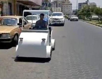Un taxista Palestino construye su propio taxi eléctrico