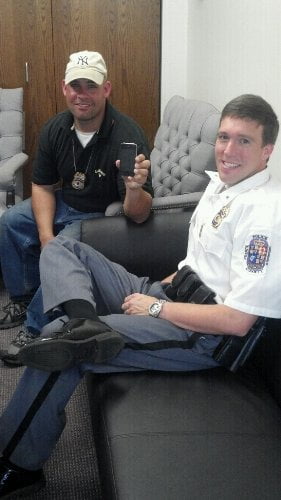 Policías neoyorquinos con el móvil de marras. Foto publicada en Twitter