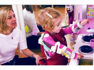 Emma Lavelle con su exoesqueleto