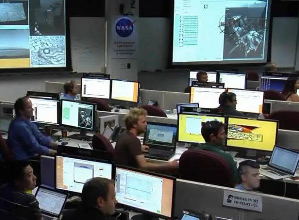Personal de la NASA escuchando la canción