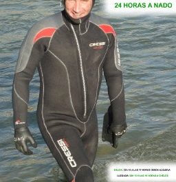 El nadador Carlos Peña nada 25 horas seguidas por un fin solidario