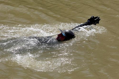 Carlos Peña nadando a espalda en una de sus travesías