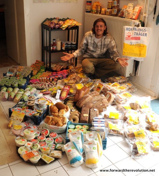 Raphael Fellmer rodeado de comida conseguida sin dinero
