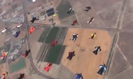 Récord Guiness de paracaidistas en formación con trajes de alas