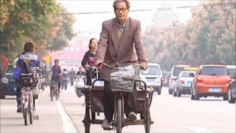 Recoge basura durante 20 años para hacer feliz a su mujer