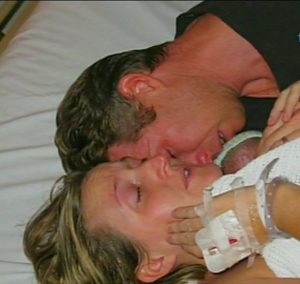 Kate y David abrazando al pequeño Jamie