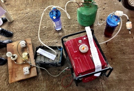 Tres adolescentes nigerianas descubren como generar electricidad con orina