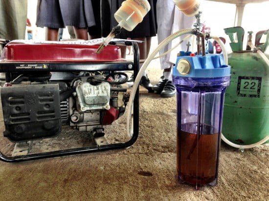 Detalle del generador de electricidad con orina ideado por las jóvenes nigerianas