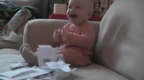Bebé sonriendo a pesar de los "recortes"