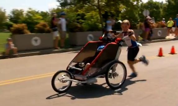 Conner corriendo en un triatlón empujando a su hermano Cayden en el carrito