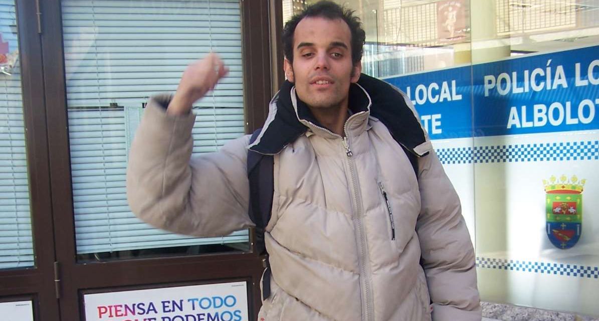 Oscar Linde es un joven invidente de Albolote que se ha convertido en ejemplo de superación individual de barreras físicas y mentales