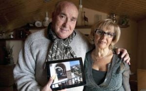 Eulogio Carmona junto con su esposa y una foto de la vivienda que ha cedido