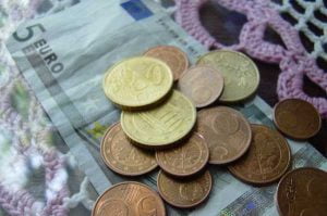 ¿Cuál es el origen del dinero?