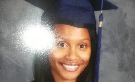 Primera de su promoción… estudiando bajo la luz del teléfono móvil