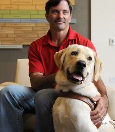 Un perro guía salva a dos personas de ser atropellados en San Rafael, California